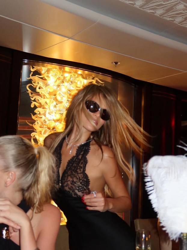 FOTO Bez grudnjaka, bez srama, u tangicama ili 'goloj' haljini: Brooks ponosno ističe obline