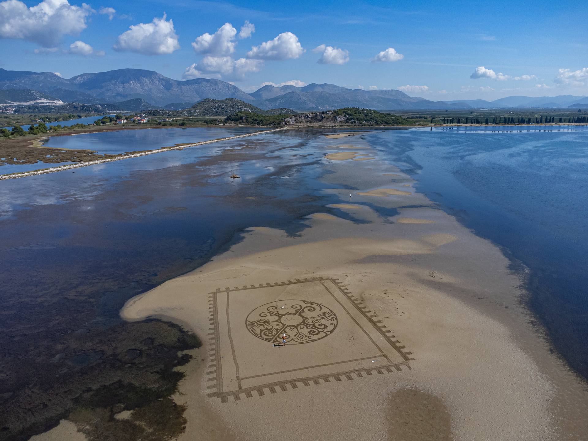 Pogled iz zraka na 3. Sand Art festival koji se održava na ušću Neretve