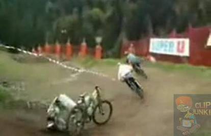 S bicikla tresnuo na tlo pa nastavio utrku samo  trčeći 