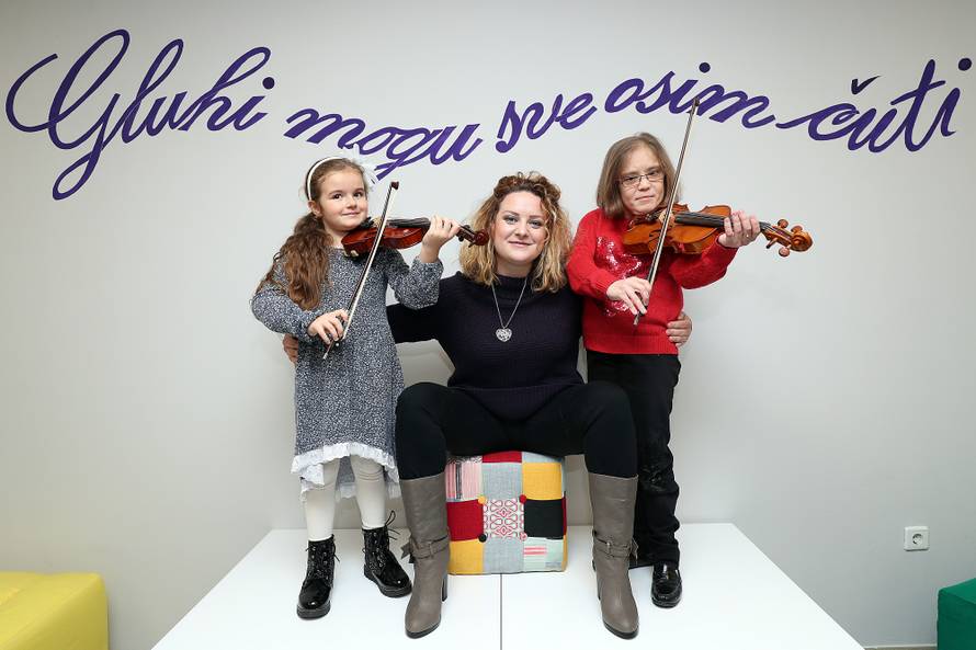 Gluhe uči svirati violinu: Njima je promijenila život zauvijek...