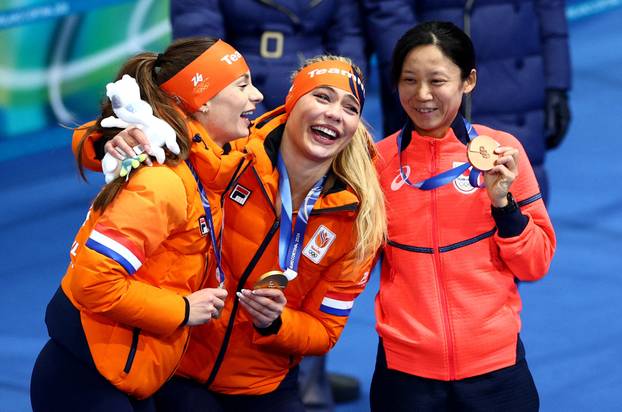 Speed Skating - Women's 1000m Victory Ceremony