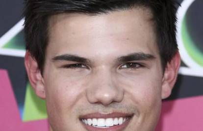 Taylor Lautner se starijoj gospođi potpisao na gaće