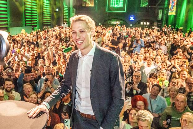 Dominik Krause, DIE GR&Uuml;NEn, neuer M&uuml;chner Oberb&uuml;rgermeister, nach seinem Wahlsieg in der OB-Stichwahl, auf der B&uuml;hne, l&auml;chelt in die Kameras, GR&Uuml;NEN-Wahlparty, Muffathalle, abends, M&uuml;nchen, 22. M&auml;rz 2026