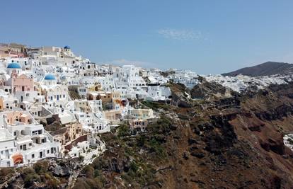 Niz potresa na Santoriniju: Ljudi žele pobjeći s otoka, redovi pred turističkim agencijama