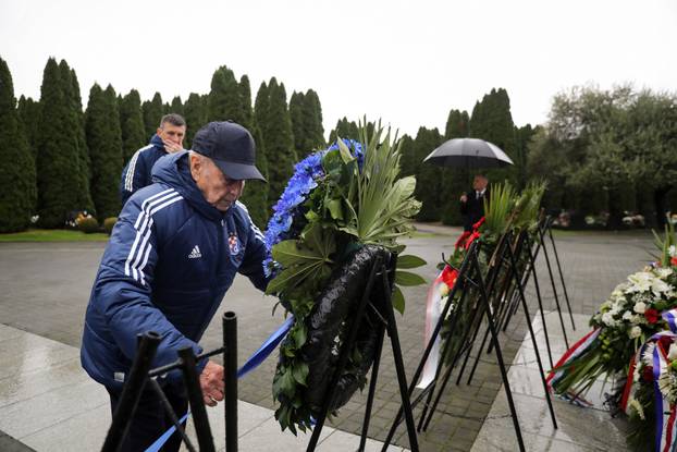 Vukovar: Delegacija Dinama položila vijenac kod spomenika na Memorijanom groblju