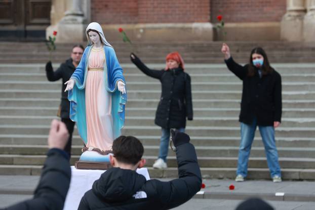 Performans Tiha misa ispred katedrale u Đakovu