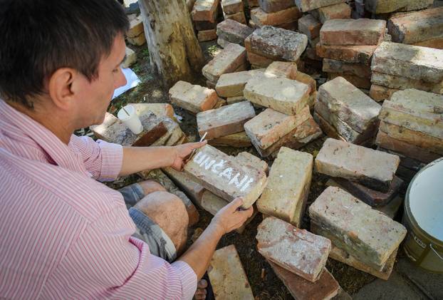 Zagreb: Performans Siniše Labrovića "Zid, pljesak, kuća, smijeh" na Trgu žrtava fašizma 