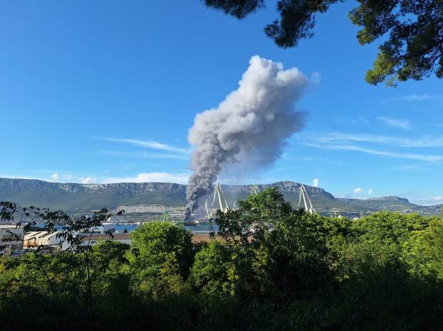 FOTO Buktinja u Kaštelima: 'Sve smrdi po dimu, odjekuju sirene. Strah nas je da se ne proširi!'