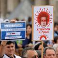 Francuzi se bune: U prosvjedima protiv vladinih mjera uništena dva centra za cijepljenje