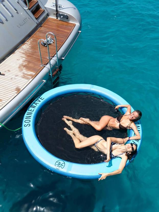 FOTO Nove vrele fotke bujne Dilette nisu za one slabog srca: Pozira i uživa u mini bikiniju