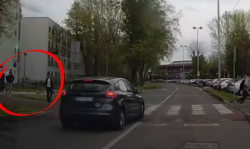 ŠOKANTNO Divljak u Zagrebu pretječe pred zebrom, a blizu su i djeca! Policija ima snimku