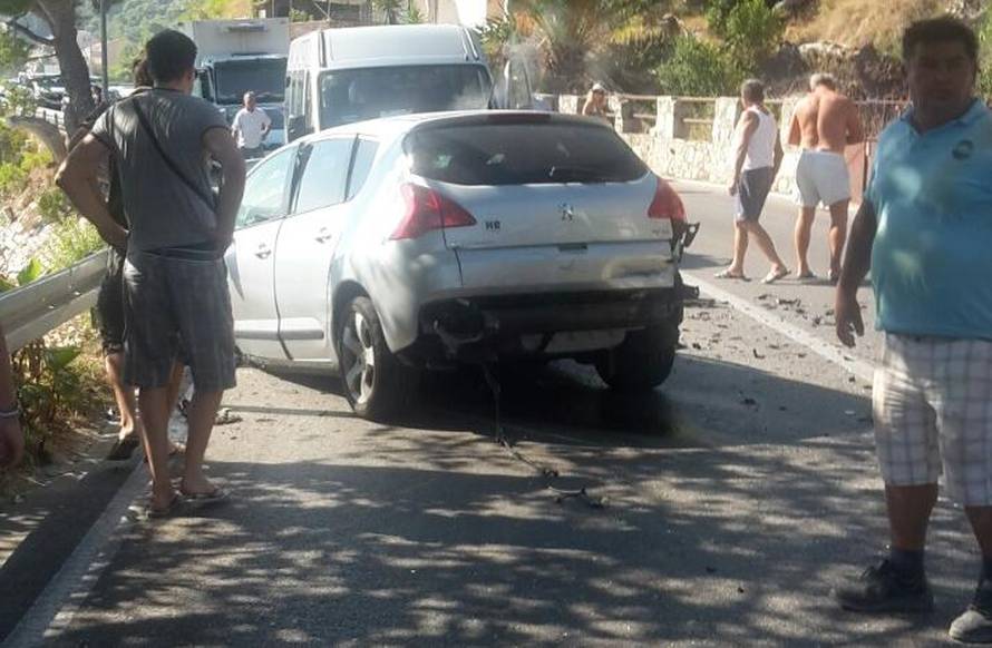 'Bilo je stravično': Autom se zabio u bus, poginulo troje ljudi