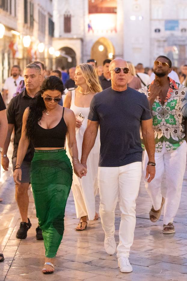 Osnivač Amazona Jeff Bezos i zaručnica Lauren Sanchez prošetali Stradunom