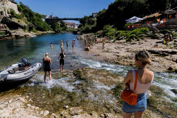 Vrućine u Mostaru: Brojni turisti i građani osvježenje traže u Neretvi