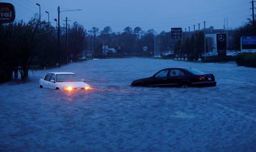 Uragan Florence slabi, ali nosi i obilne kiše i velike poplave...