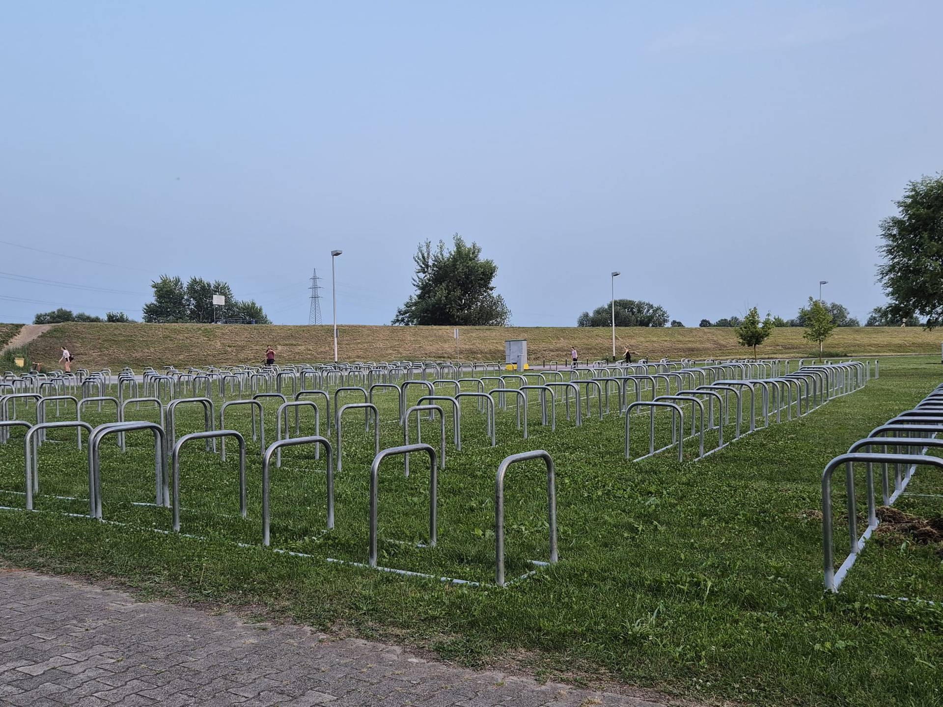 Iznenađenje za bicikliste na Jarunu! Stigli stalci i 'parking' za njih prije glazbenog festivala