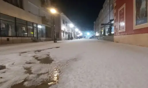 VIDEO Na Livno je u petak palo toliko leda da ulice izgledaju kao da ih je zatrpao snijeg