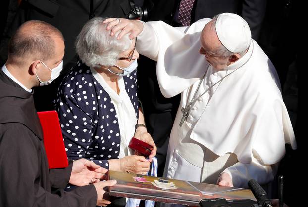Pope meets Holocaust survivor at the Vatican