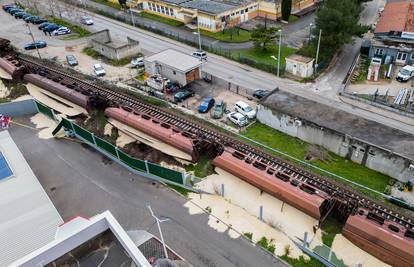 FOTO Mostar: Prevrnulo se pet vagona vlaka koji je prevozio šećer, promet je obustavljen