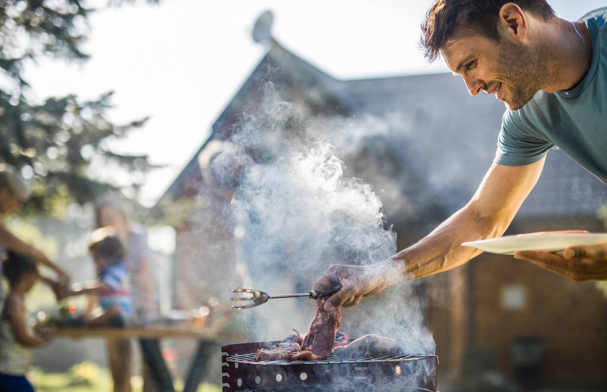 Top greške pri pečenju roštilja: Peremo meso i prevrćemo rano