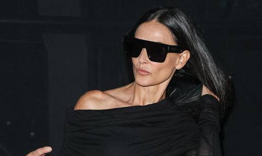 Demi Moore imala je nezgodu s haljinom u Parizu: Popravljala frizuru pa pokazala 'previše'...