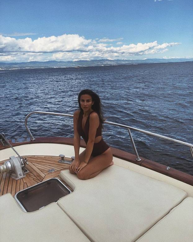 FOTO Bivša klizačica osvojila je Livakovića. Skrivala je trbuh na utakmici, sad su dobili prinovu