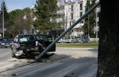 Išla na policiju pa autom srušila stup ispred postaje