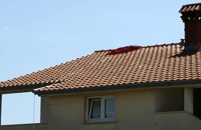 Incident iznad Istre: S MIG-a otpala meta i pala na krov kuće
