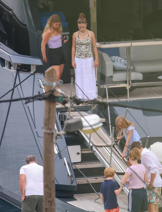 Bivša "Spajsica" Geri Halliwell sa suprugom Christianom i djecom uživa u ljetovanju na Jadranu