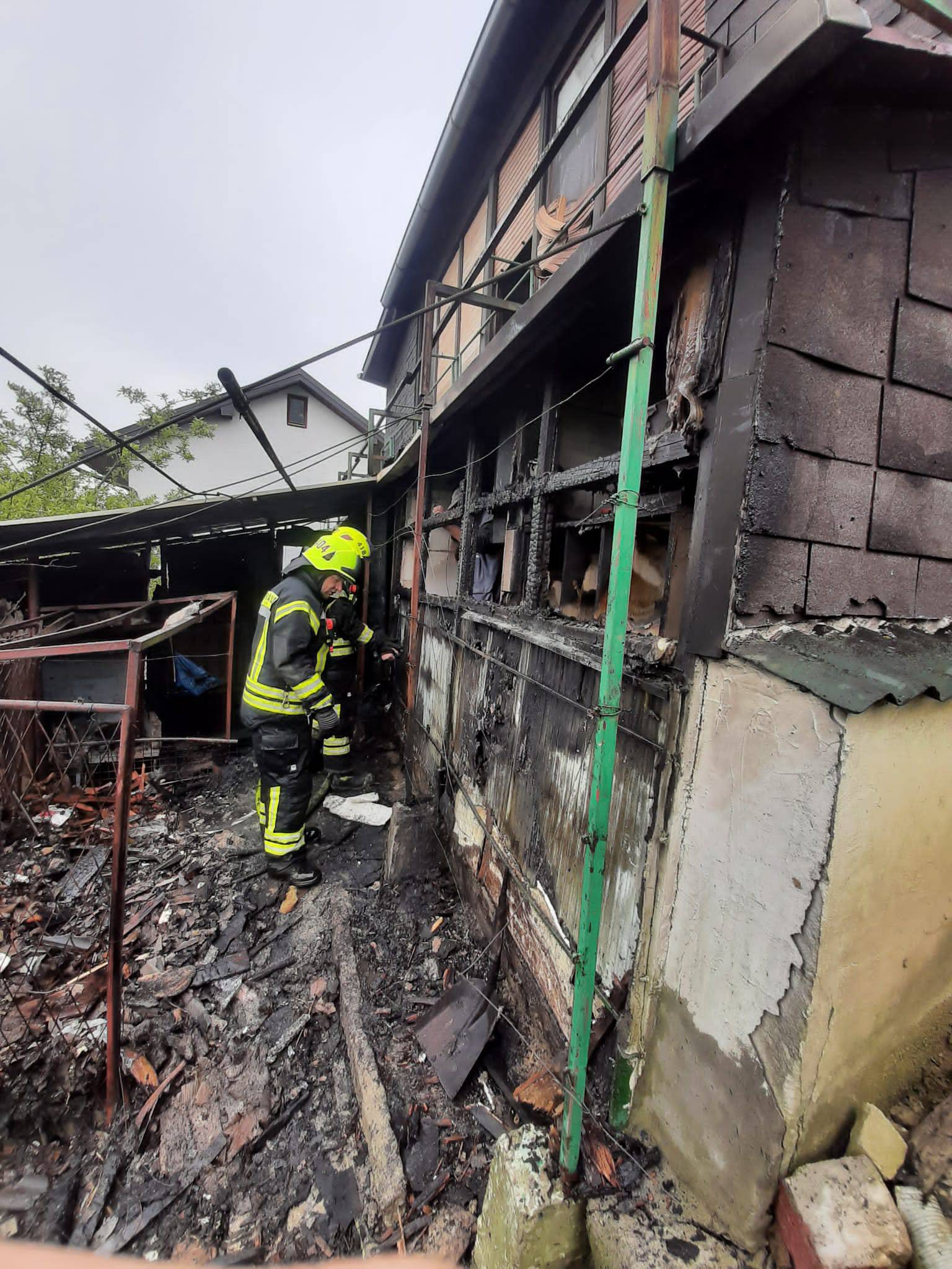 Vatrogasci ugasili požar u Svetom Ivanu Zelini: Zapalila se drvarnica ispred obiteljske kuće