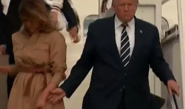 Trump pokušava uhvatiti svoju suprugu za ruku, a ona se ne da