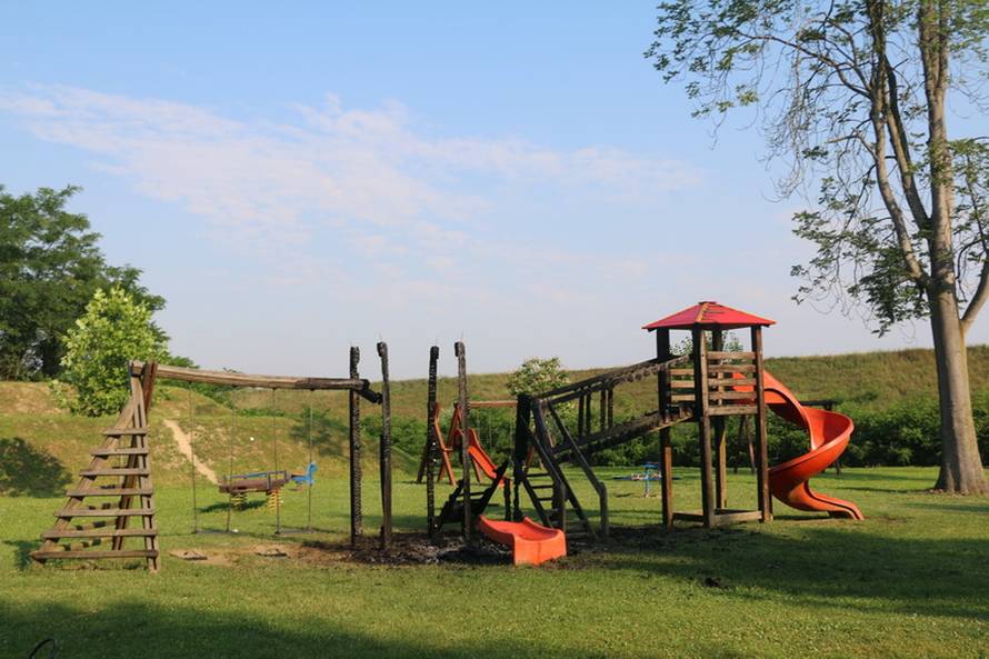 U Slavonskom Brodu netko zapalio dječje igralište, Grad: 'Čim obnovimo, netko uništi'