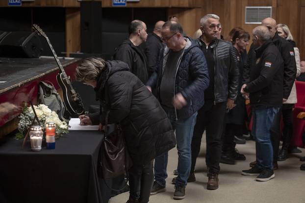 Županja: Komemoracija za Slavena Živanovića Žižu, člana grupe Opća opasnost koji je preminuo u 53. godini