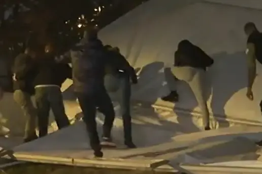 Sru&scaron;en &Cacute;acilend! Palo upori&scaron;te Vu&ccaron;i&cacute;evih batina&scaron;a: Gra&dstrok;ani u&scaron;li u Pionirski park i uni&scaron;tili &scaron;atore