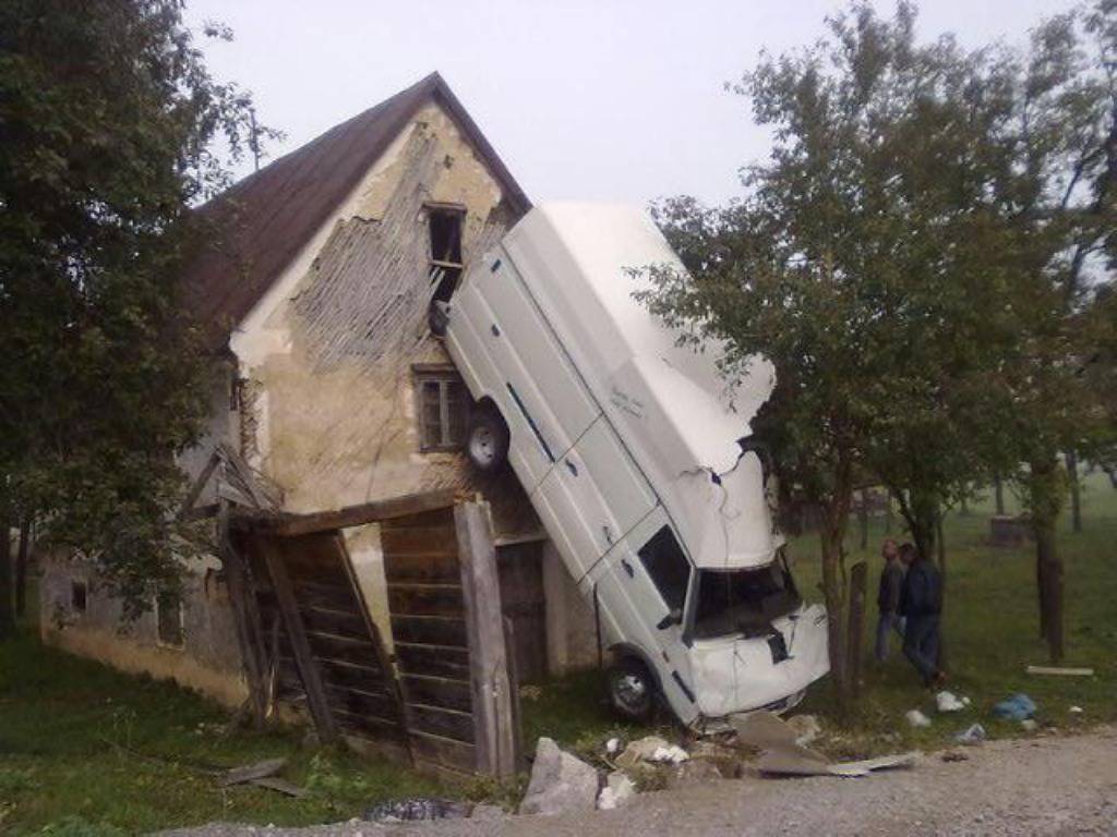 Vozač se kamionom 'priljubio' za zid kuće, pa je odšetao...