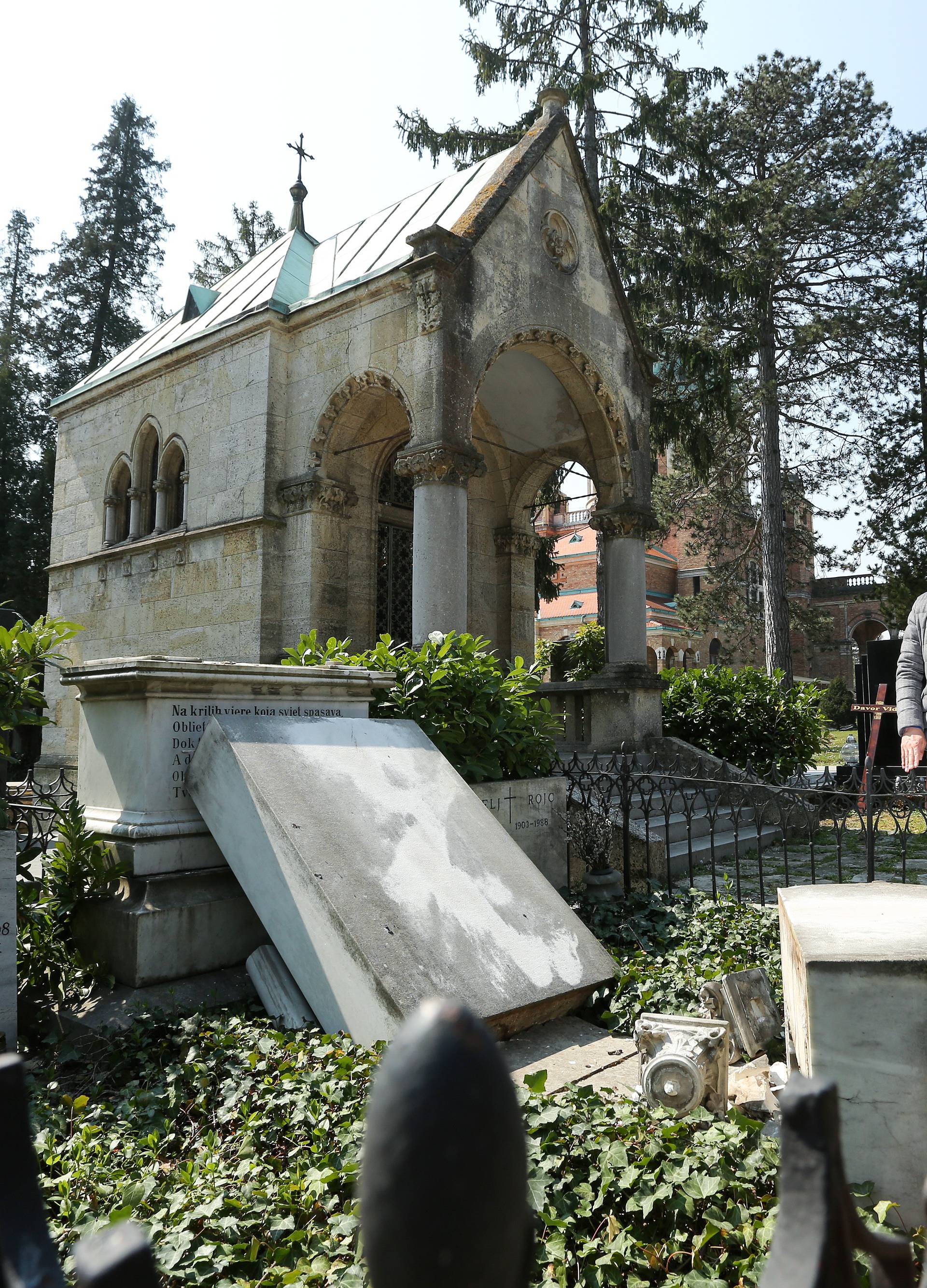 Mirogoj devastiran: U potresu oštećeno čak 6000 grobova...