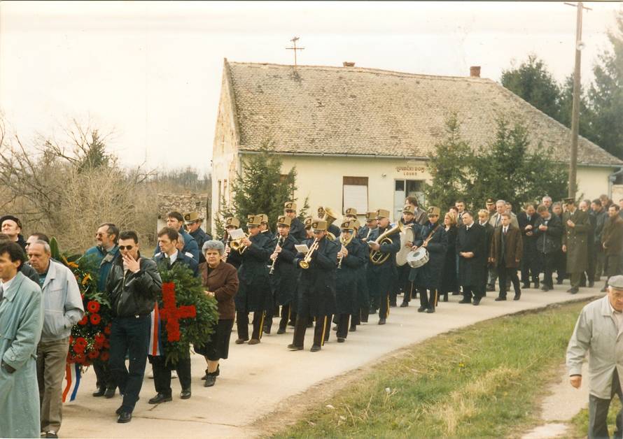 Srpska paravojska natjerala ih 'brati grožđe' u minskom polju. Uhvatili su se za ruke i krenuli...