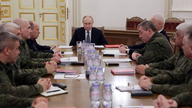 Putin okupio vojni vrh: 'Zauzeli smo 5000 kilometara teritorija u Ukrajini, držimo inicijativu'