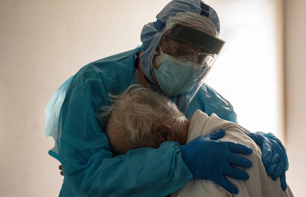 Fotografija zagrljaja liječnika i Covid pacijenta obišla svijet