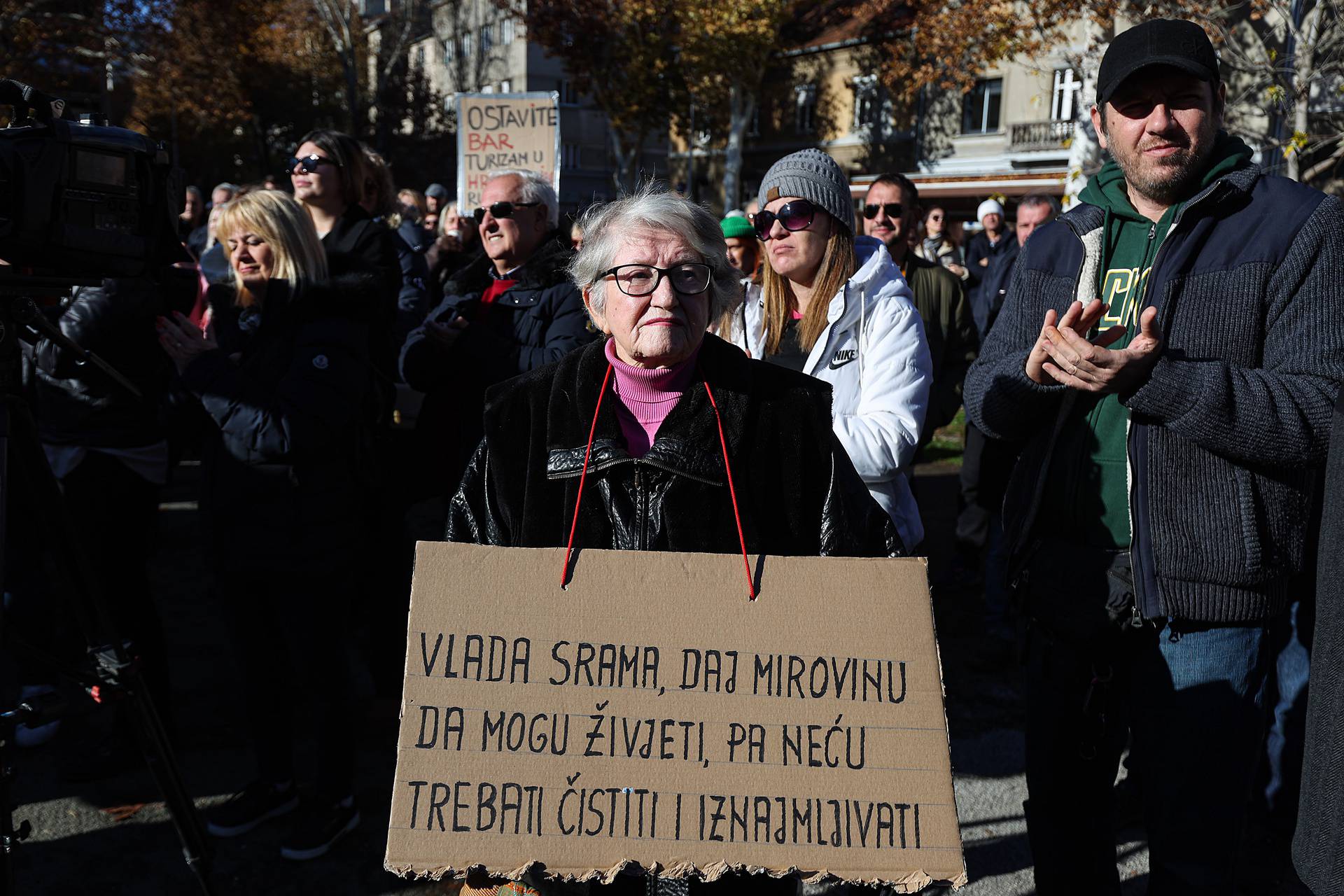 Zagreb: Prosvjed inicijative "Spasimo male obiteljske iznajmljivače"