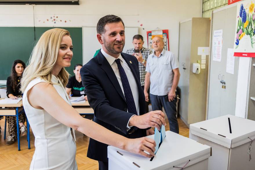 Split: HDZ-ov kandidat za gradonačelnika Tomislav Šuta glasovao u drugom krugu lokalnih izbora