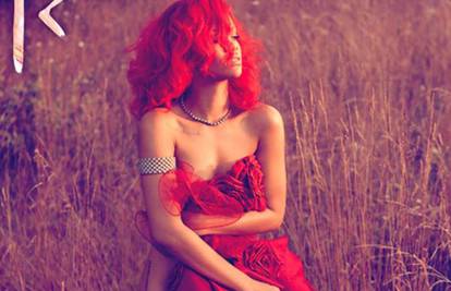 Rihanna je pozirala gola na livadi s novom tetovažom