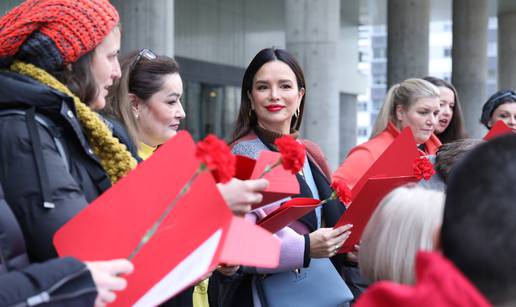 Severina uz ženski zbor udruge Domino otpjevala feminističku verziju hrvatske himne...