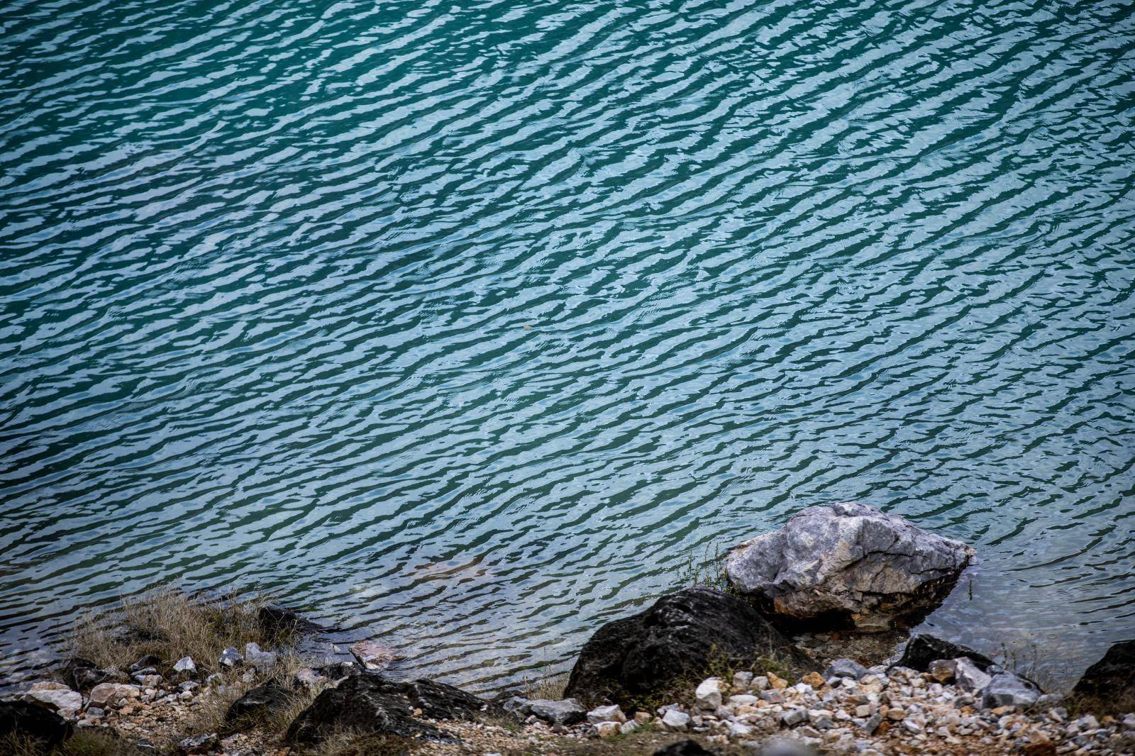 Modro jezero nije modro, zbog kiše je postalo svijetloplavo