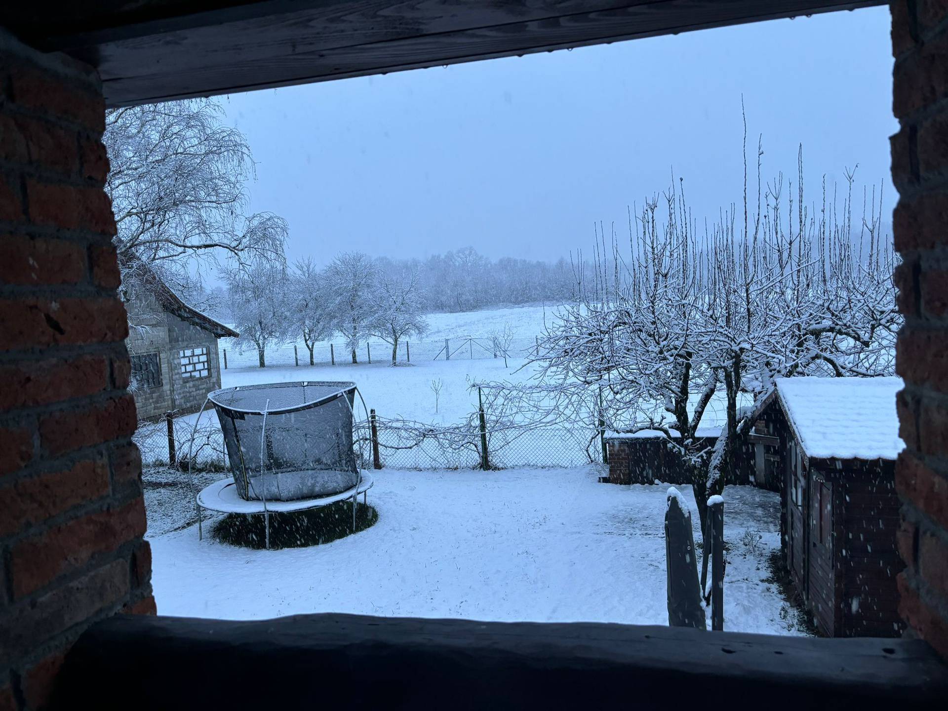 VIDEO Pada gusti snijeg diljem zemlje: Očekuje se i preko 30 cm novoga, upalio se i alarm