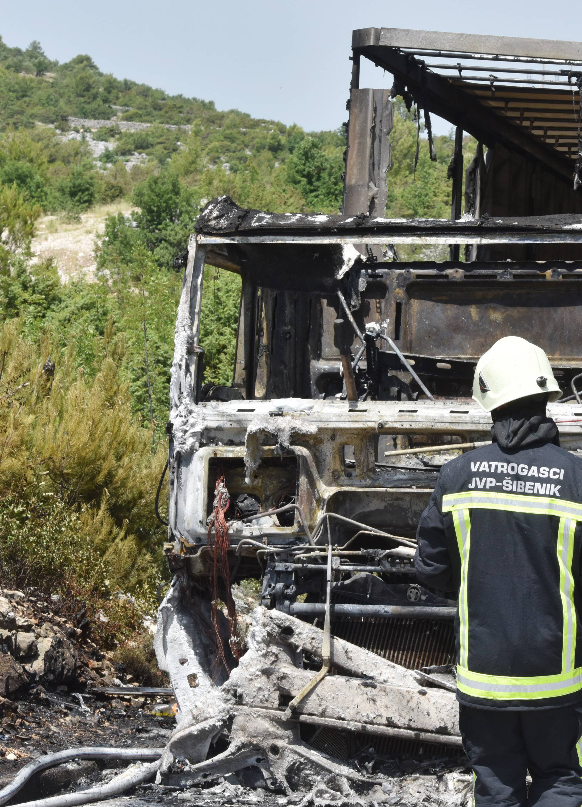 Požar kraj Šibenika: Tegljač je planuo zbog kvara na motoru