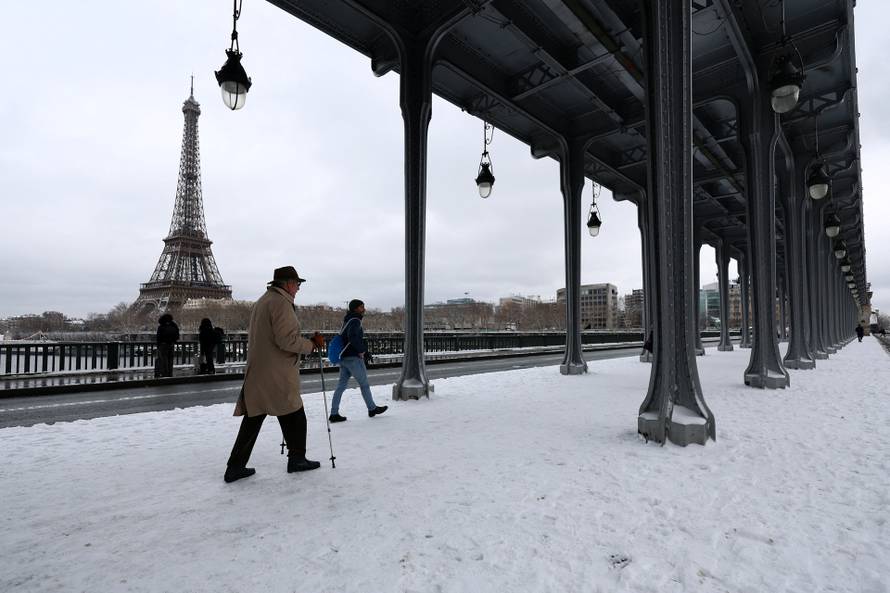 Snow and freezing temperatures in Paris