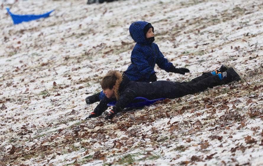 Zagreb: Maksimir, jedno od omiljenih mjesta za sanjkanje, grudanje ili šetnju po snijegu
