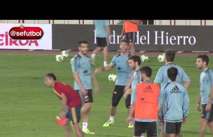 Kakav potez: Sergio Ramos zabio petom kroz noge Ikera