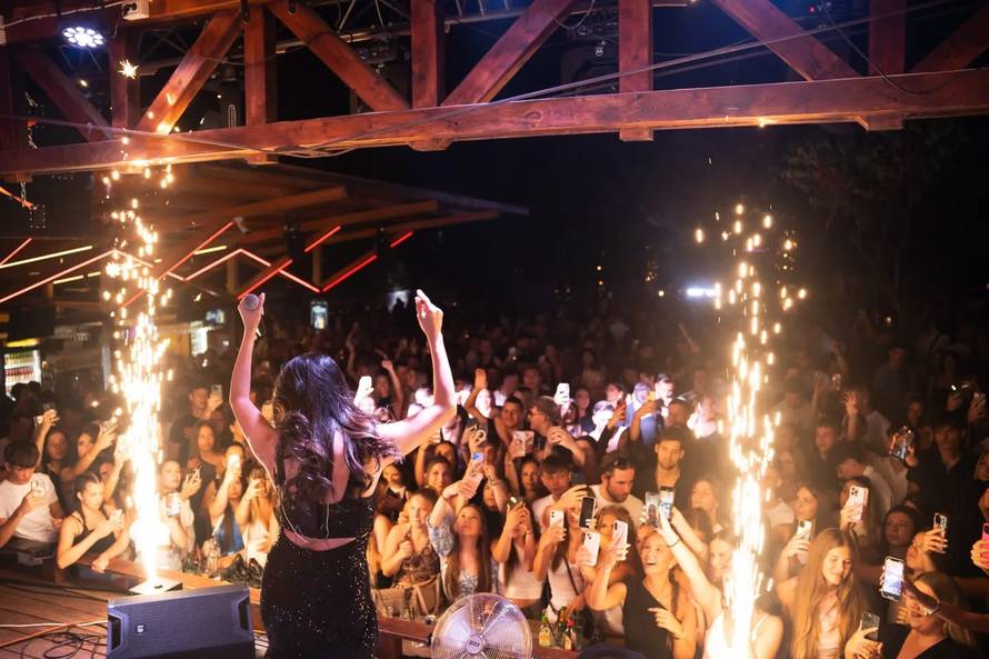 Nakon Maje i Šime, Laura došla sa svojim 'Savršenim': Uživali u pjesmama srpske pjevačice...